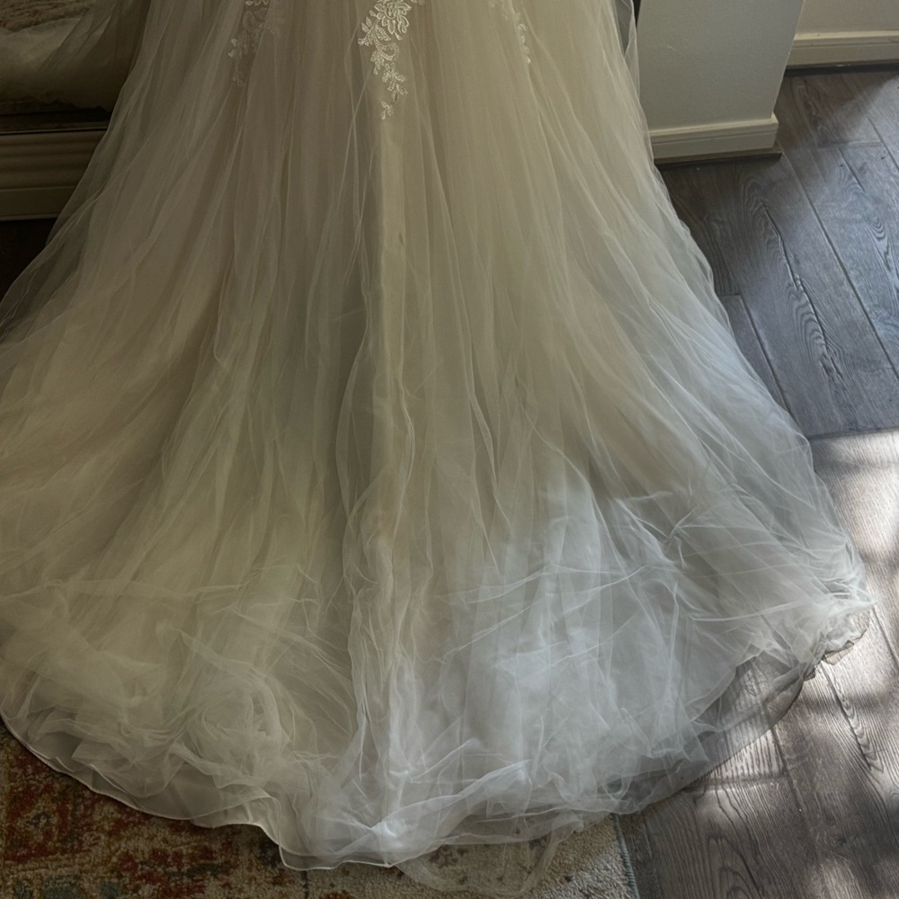 Essence of Australia Wedding Dress - Picture 4 of 16